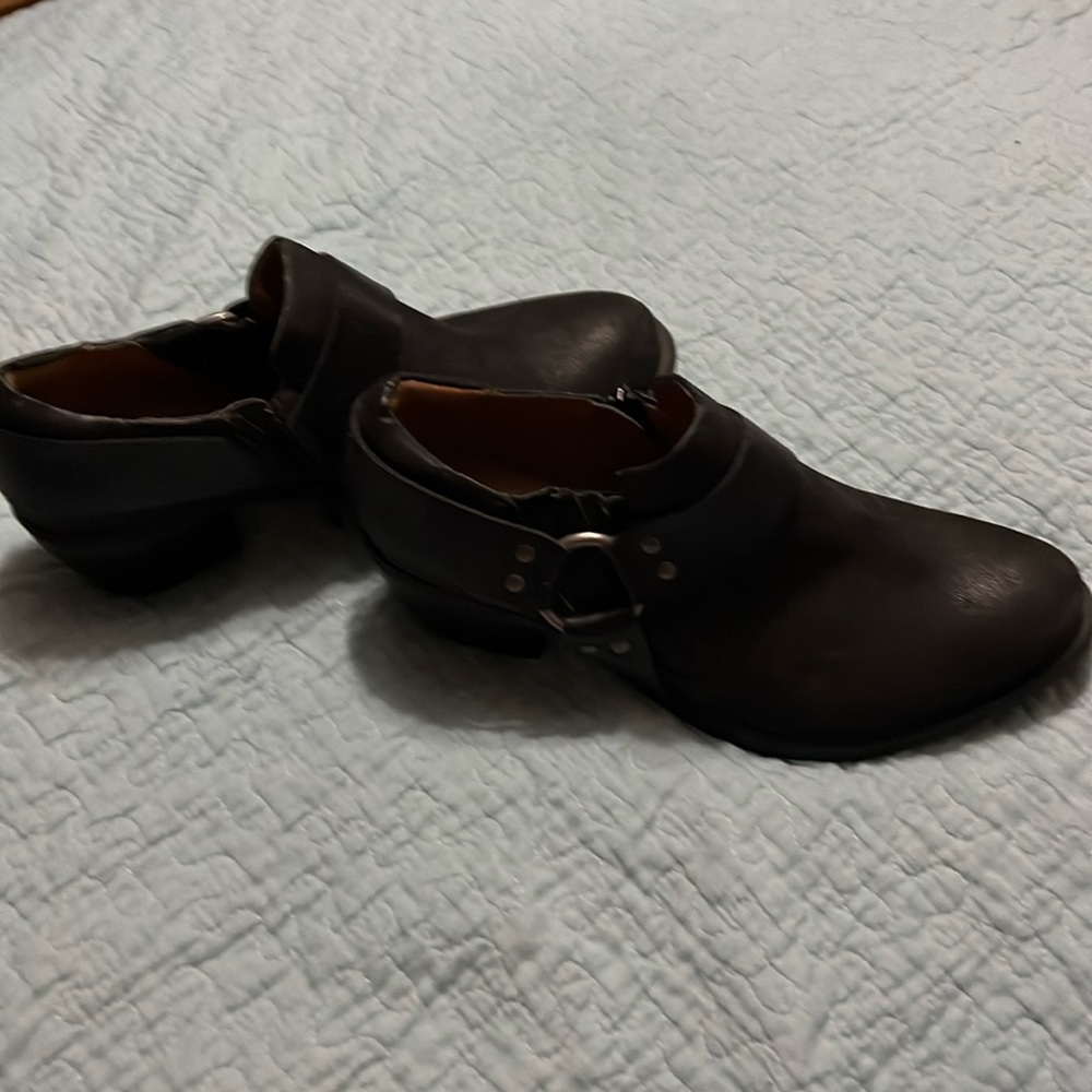 New condition, size 9, zips on the sides. 2” heals.